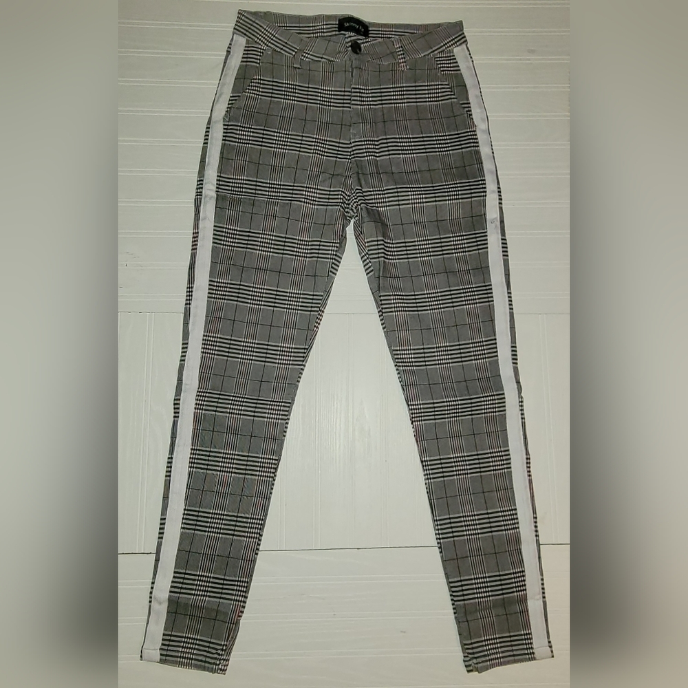 Mens Skinny Fit Plaid White Black Red Striped Jeans. Size 32 waist